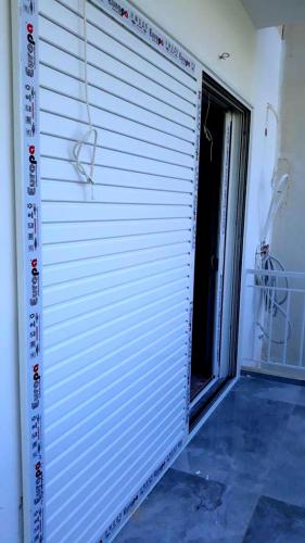 Πόρτα αλουμινίου συρόμενη, μονόφυλλη με σήτα, σειρά Europa 100