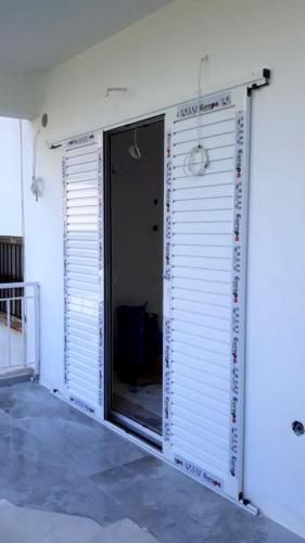 Πόρτα αλουμινίου συρόμενη, δίφυλλη με σήτα, σειρά Europa 100