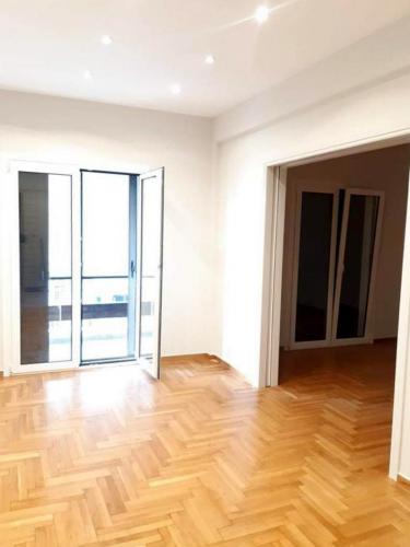 Πόρτα ανοιγόμενη σειράς Europa Prima 850, με παντζούρι συρόμενο σειράς Europa 100