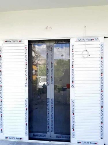 Πόρτα αλουμινίου συρόμενη, δίφυλλη με σήτα, σειρά Europa 100