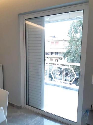 Πόρτα συρόμενη σειράς Europa 100, με παντζούρι και σήτα