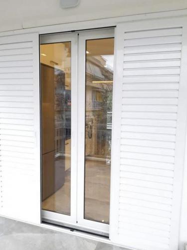 Πόρτα συρόμενη δίφυλλη, σειράς Europa 100 με παντζούρι και σήτα