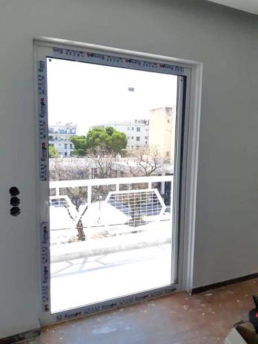 Πόρτα αλουμινίου συρόμενη, μονόφυλλη με σήτα, σειρά Europa 100