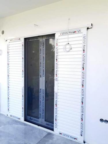 Πόρτα αλουμινίου συρόμενη, δίφυλλη με σήτα, σειρά Europa 100