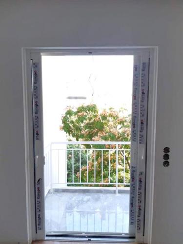 Πόρτα αλουμινίου συρόμενη, δίφυλλη με σήτα, σειρά Europa 100