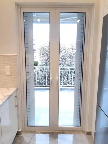 Πόρτα συρόμενη σειράς Europa 100 με σήτα και παντζούρι