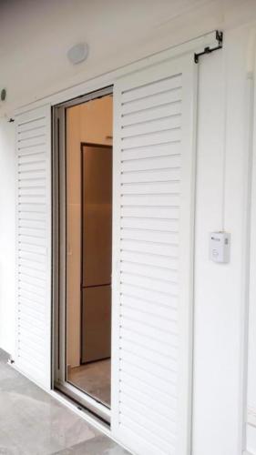 Πόρτα συρόμενη δίφυλλη, σειράς Europa 100 με παντζούρι και σήτα