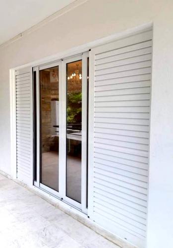 Πόρτα συρόμενη δίφυλλη, με τζάμι, σήτα, παντζούρι και ανασηκούμενο μηχανισμό, σειράς Europa 8000