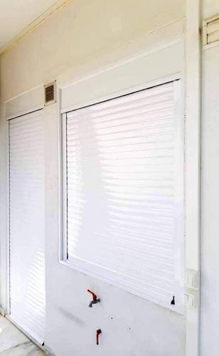 Πόρτα ανοιγόμενη με ρολό σειράς Europa 8500 και παράθυρο επάλληλο συρόμενο με ρολό σειράς Europa 8000