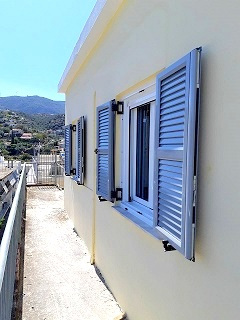 Παράθυρα αλουμινίου ανοιγόμενα, από σειρά Europa 5500, με περιμετρικό κλείδωμα, θερμοδιακοπή και ενεργειακά τζάμια 