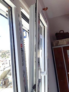 Ανοιγόμενο παράθυρο αλουμινίου από σειρά Europa 5500, με περιμετρικό κλείδωμα, θερμοδιακοπή και ενεργειακά τζάμια   