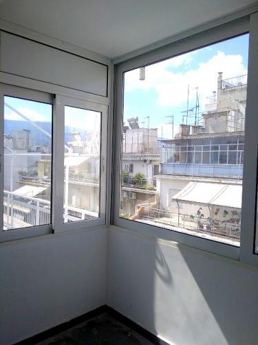 Κατασκευή χώρου από τραπεζοειδές πάνελ και συρόμενα κουφώματα, σειρά Prima 850