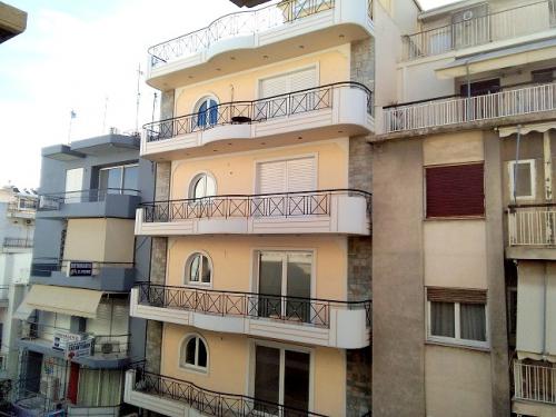 Έργο πολυκατοικίας με κουφώματα αλουμινίου