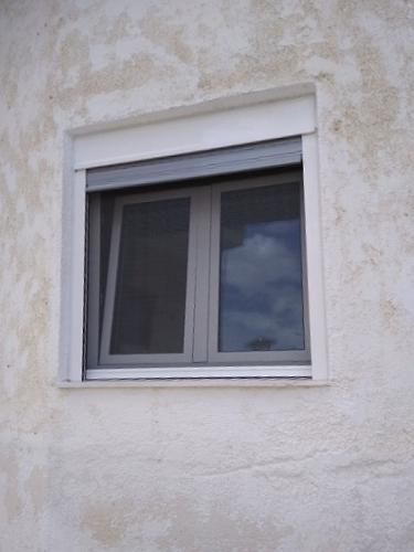 Παράθυρο ανοιγόμενο με ρολό και σήτα κάθετης κίνησης, σειράς Europa Prima 8500