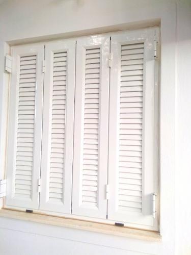 Παράθυρο αλουμινίου ανοιγόμενο με τετράφυλλο παντζούρι, σειρά Europa 5000