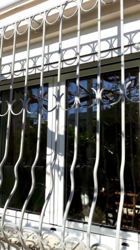 Παράθυρο αλουμινίου ανοιγόμενο σειρά Europa Prima 850, με σιδεριά σιδήρου και σήτα κάθετης κίνησης