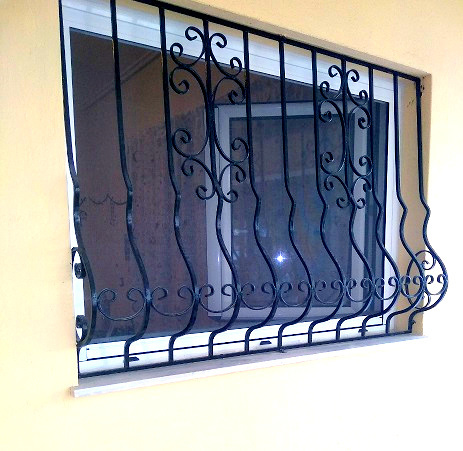 Παράθυρο ανοιγόμενο από σειρά Europa Prima, με ασφάλεια σιδήρου εξωτερική και σήτα κάθετης κίνησης