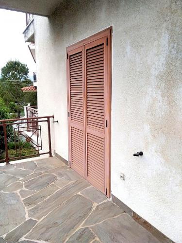 Πόρτα ανοιγόμενη με παντζούρι, σειρά Europa Prima 850