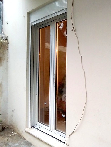 Πόρτα αλουμινίου ανοιγόμενη με ρολό και σήτα, σειρά Europa 850