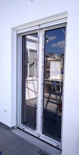 Πόρτα αλουμινίου ανοιγόμενη από σειρά Europa 5500 Θέρμο, με σήτα πλισέ  