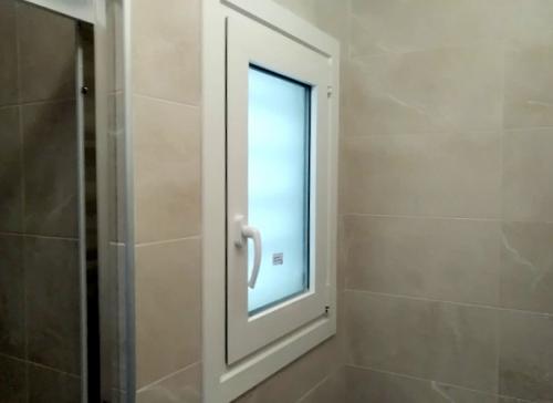 Παράθυρο αλουμινίου ανοιγόμενο λουτρού, σειρά Europa Prima 850