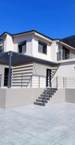 Κουφώματα αλουμινίου σειράς Europa Prima 850 & Europa 800, πέργκολες, ρολά Β/Τ - Η/Λ, ασφάλειες σιδήρου