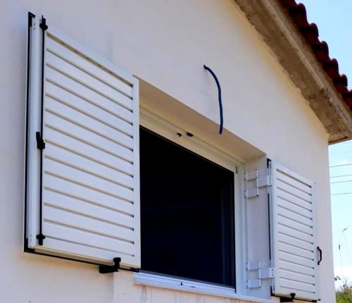 Παράθυρο ανοιγόμενο, με παντζούρι, σήτα κάθετης κίνησης και ενεργειακά τζάμια 4 εποχών, σειράς Europa 850