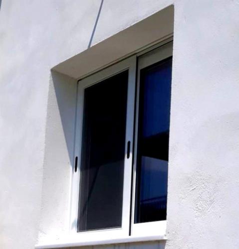 Παράθυρο συρόμενο, επάλληλο με σήτα και τζάμια ενεργειακά 4 εποχών, σειράς Europa 100