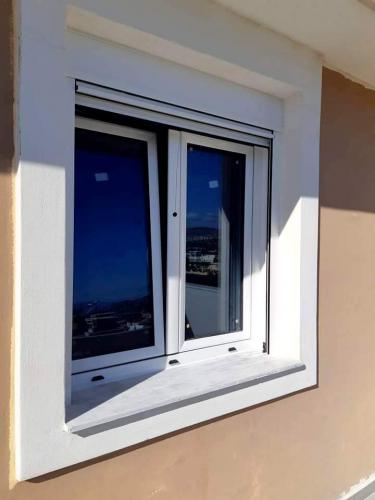 Παράθυρο ανοιγόμενο, δίφυλλο, σειράς Europa 5000 με ρολό και σήτα