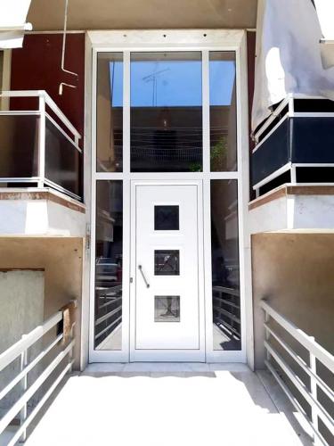 Πόρτα εισόδου, σειράς Europa 5000, με διπλούς υαλοπίνακες και πάνελ αλουμινίου