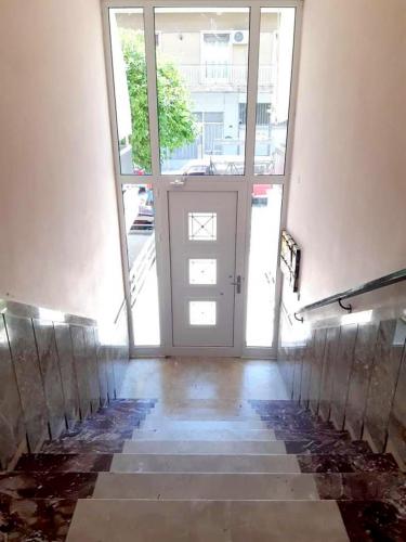 Πόρτα εισόδου, σειράς Europa 5000, με διπλούς υαλοπίνακες και πάνελ αλουμινίου