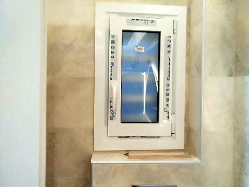 Παράθυρο αλουμινίου ανοιγόμενο λουτρού, από σειρά Europa Prima 850