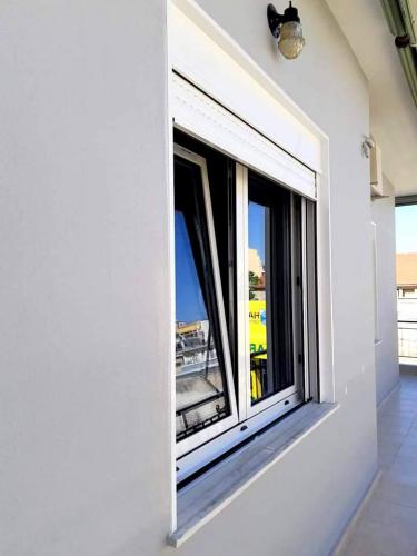 Παράθυρο αλουμινίου ανοιγόμενο Europa Prima 8500, με ρολό Β/Τ Η/Λ και σήτα plisse