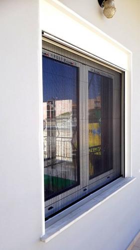 Παράθυρο αλουμινίου ανοιγόμενο Europa Prima 8500, με ρολό Β/Τ Η/Λ και σήτα plisse