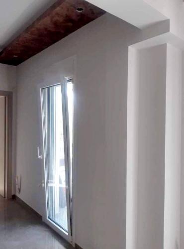 Πόρτα αλουμινίου ανοιγόμενη Europa 5500, με ρολό Η/Λ Β/Τ και σήτα plisse