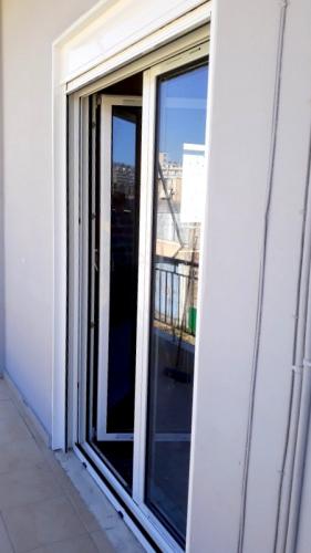 Πόρτα αλουμινίου ανοιγόμενη Europa Prima 8500, με ρολό Β/Τ Η/Λ και σήτα plisse