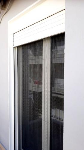 Πόρτα αλουμινίου ανοιγόμενη Europa Prima 8500, με ρολό Β/Τ Η/Λ και σήτα plisse