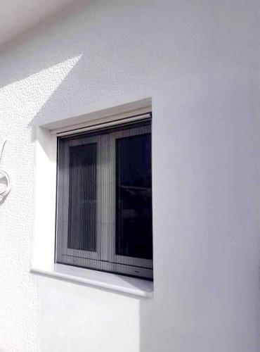 Παράθυρο αλουμινίου ανοιγόμενο Europa 5500 με ρολό Β/Τ Η/Λ και σήτα plisse