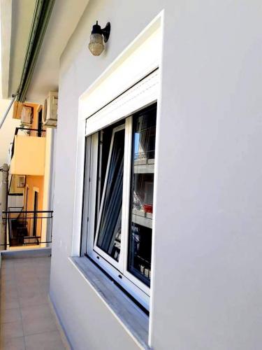 Παράθυρο αλουμινίου ανοιγόμενο Europa Prima 8500, με ρολό Β/Τ Η/Λ και σήτα plisse