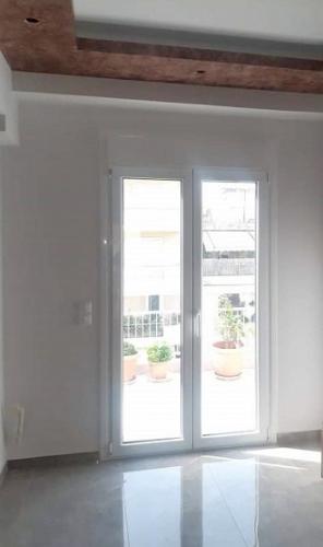 Πόρτα αλουμινίου ανοιγόμενη Europa 5500, με ρολό Η/Λ Β/Τ και σήτα plisse