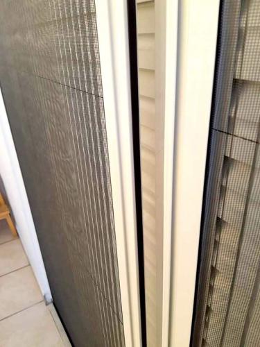 Δίφυλλη σήτα plisse οριζόντιας κίνησης με μαγνήτη