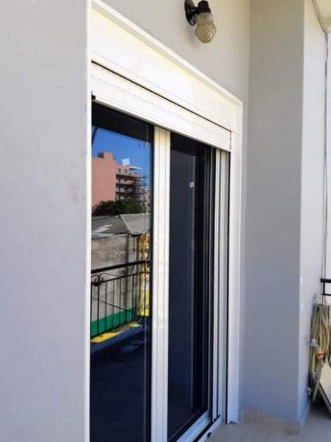 Πόρτα αλουμινίου ανοιγόμενη Europa Prima 8500, με ρολό Β/Τ Η/Λ και σήτα plisse