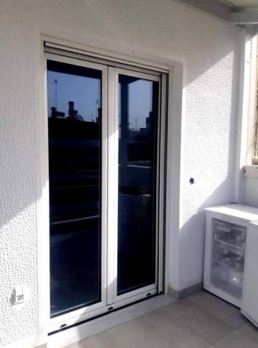 Πόρτα αλουμινίου ανοιγόμενη Europa 5500 με ρολό Η/Λ Β/Τ και σήτα plisse