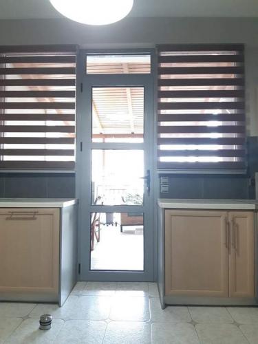 Πόρτα ανοιγόμενη αλουμινίου, με σταθερά τζάμια, σειρά Europa Prima 8500