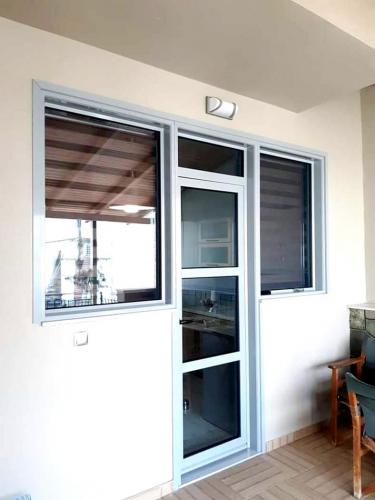 Πόρτα ανοιγόμενη αλουμινίου, με σταθερά τζάμια, σειρά Europa Prima 8500